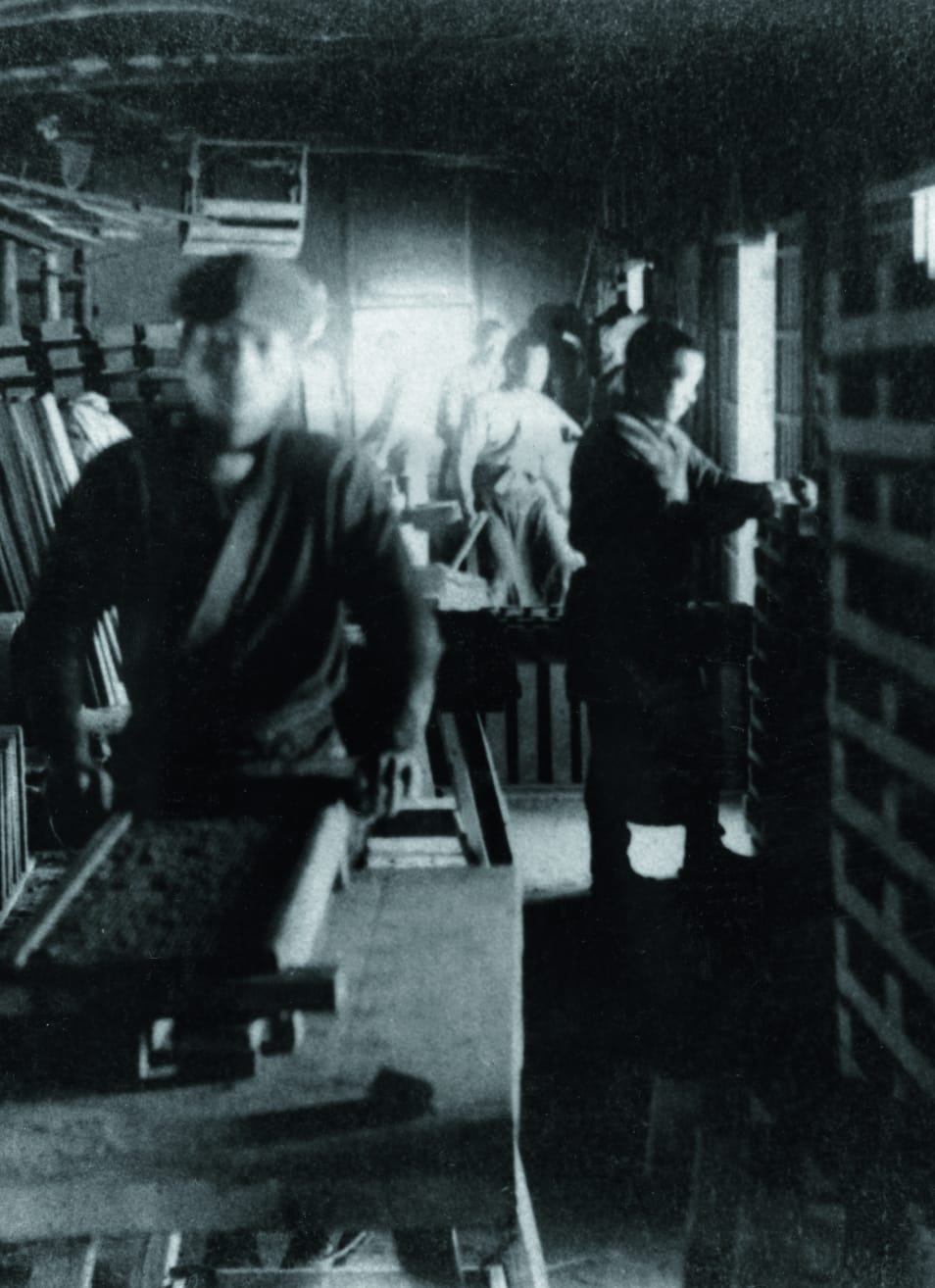 任命伊奈初之丞和伊奈長三郎为技术顾问，为弗兰克·劳埃德·赖特（Frank Lloyd Wright）设计的帝国酒店生产瓷砖